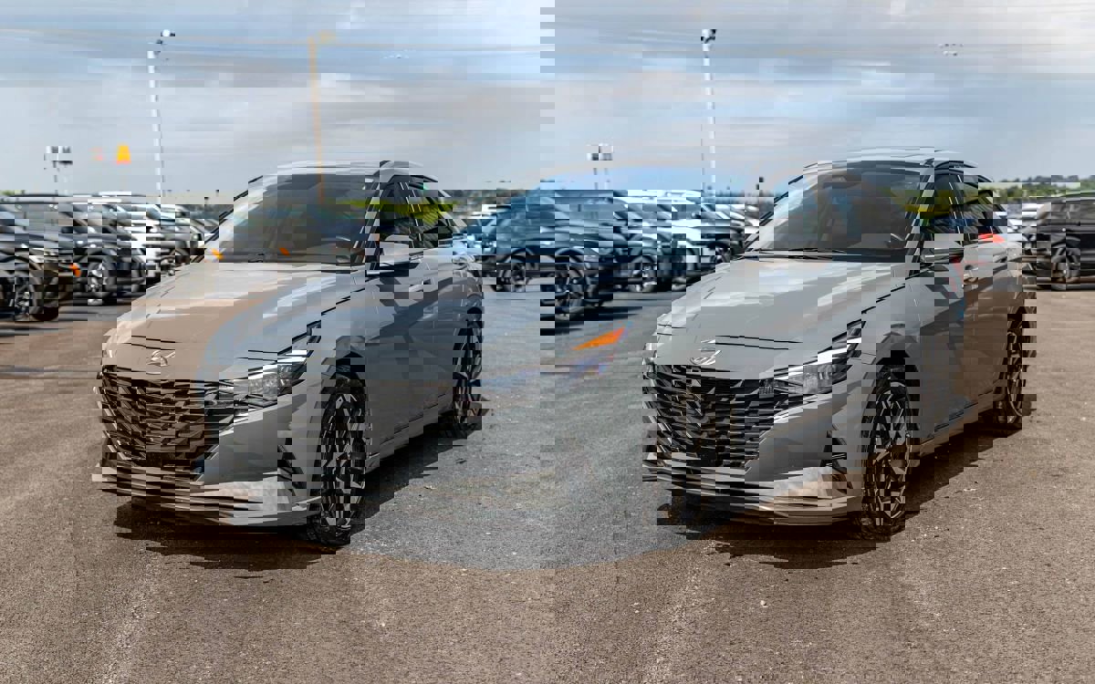 Used 2023 Hyundai Elantra Limited image 1