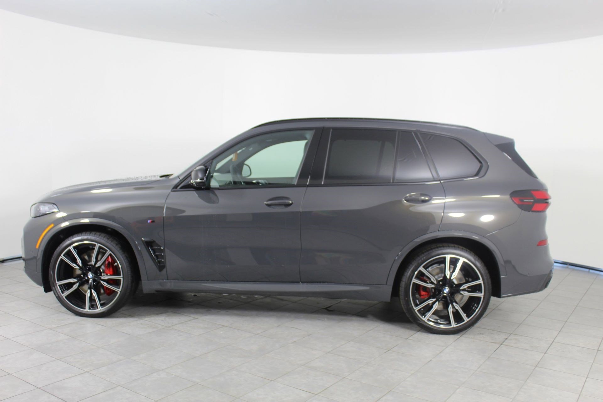 New 2026 BMW X5 M60i image 2