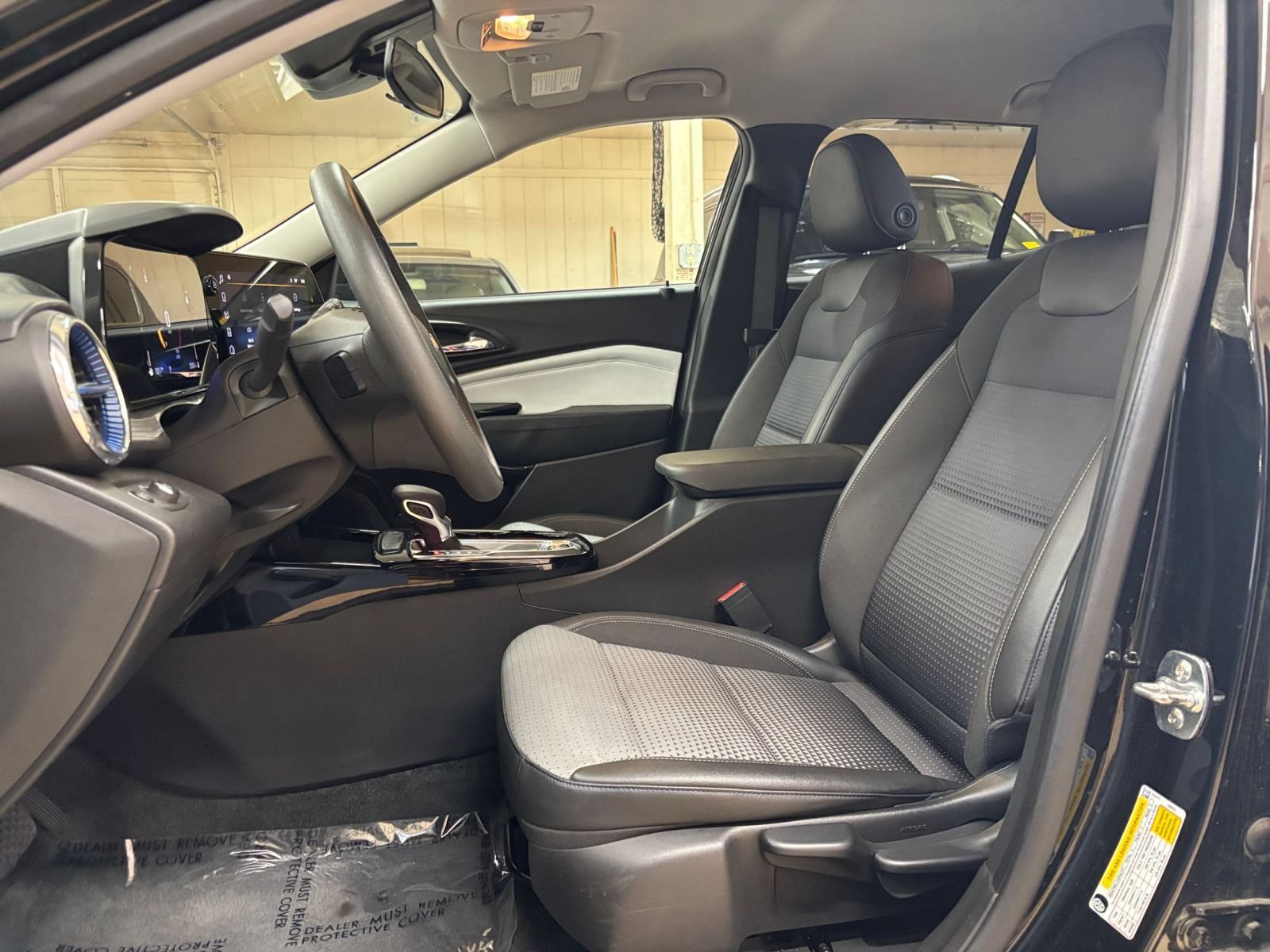 Used 2025 Chevrolet Trax LT FWD image 25