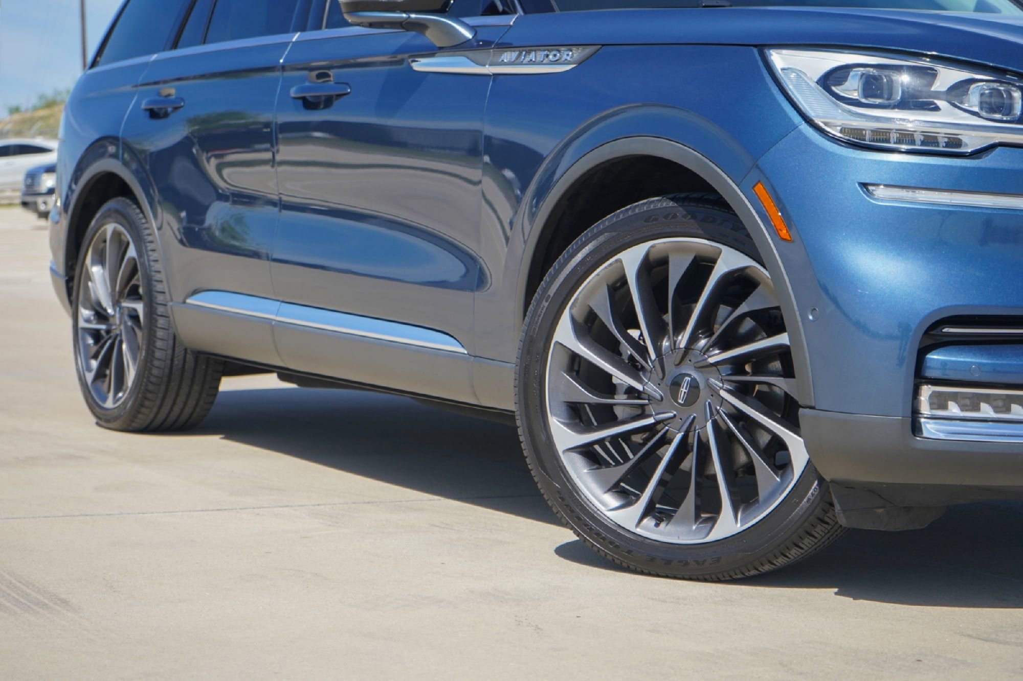 Used 2020 Lincoln Aviator Reserve w/ Equipment Group 202A image 3