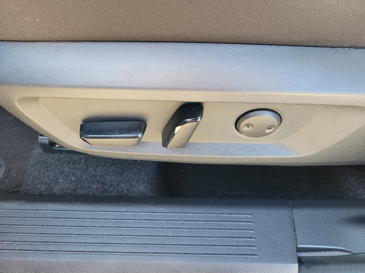 Used 2025 Nissan Rogue SV image 17