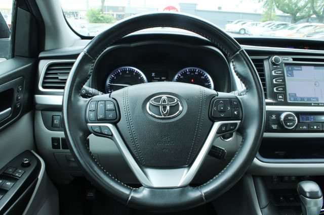Used 2017 Toyota Highlander Limited AWD/4WD image 24