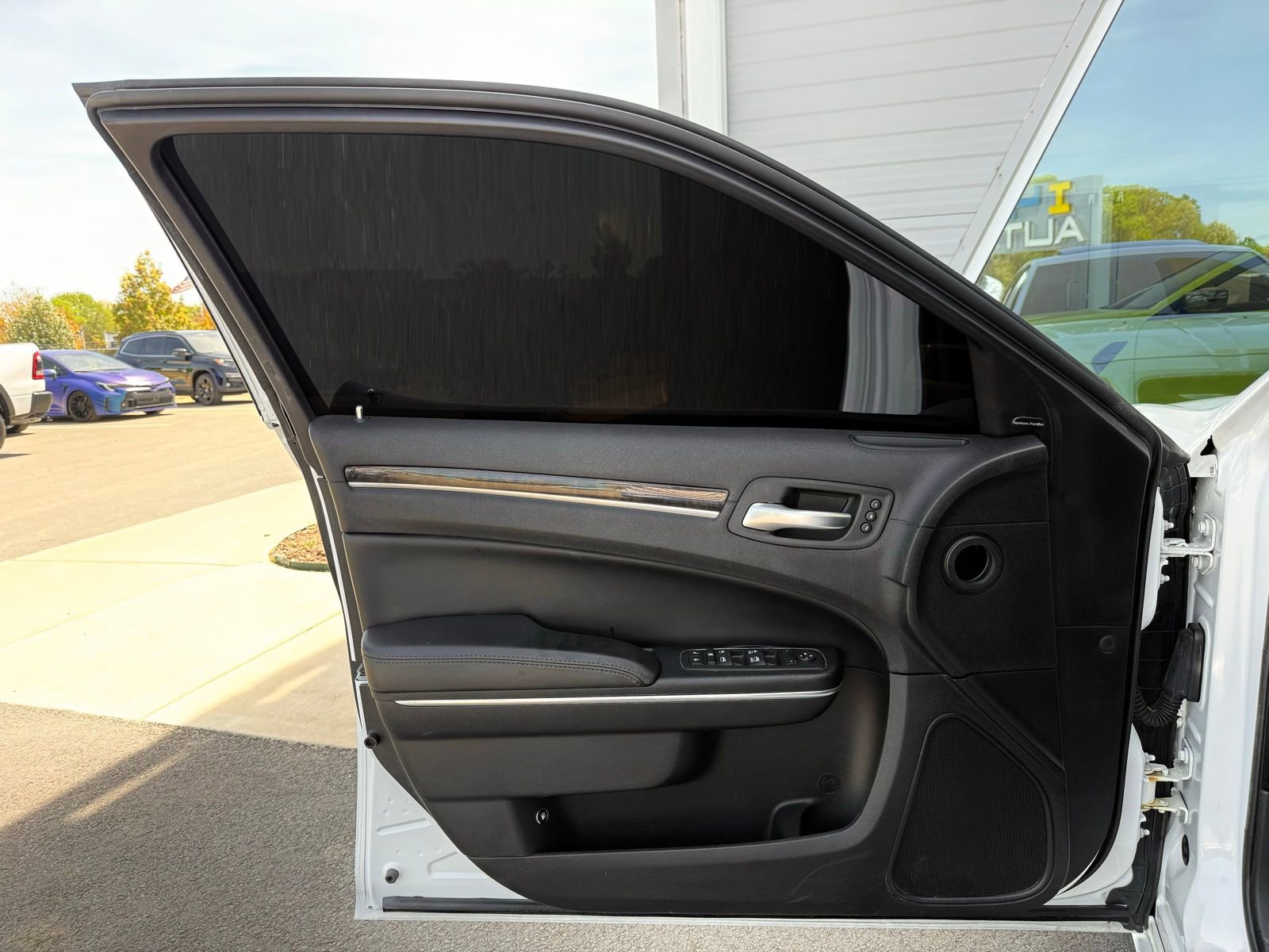 Used 2015 Chrysler 300 C w/ Harman/Kardon Audio Group RWD image 16