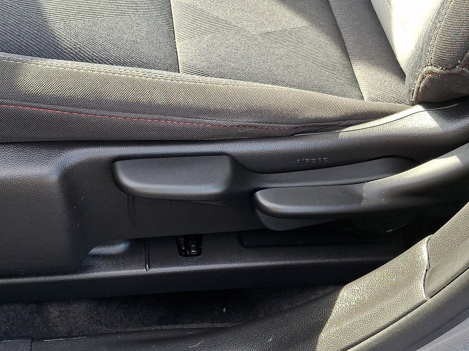 Used 2025 Chevrolet Trax RS w/ Sunroof Package FWD image 25