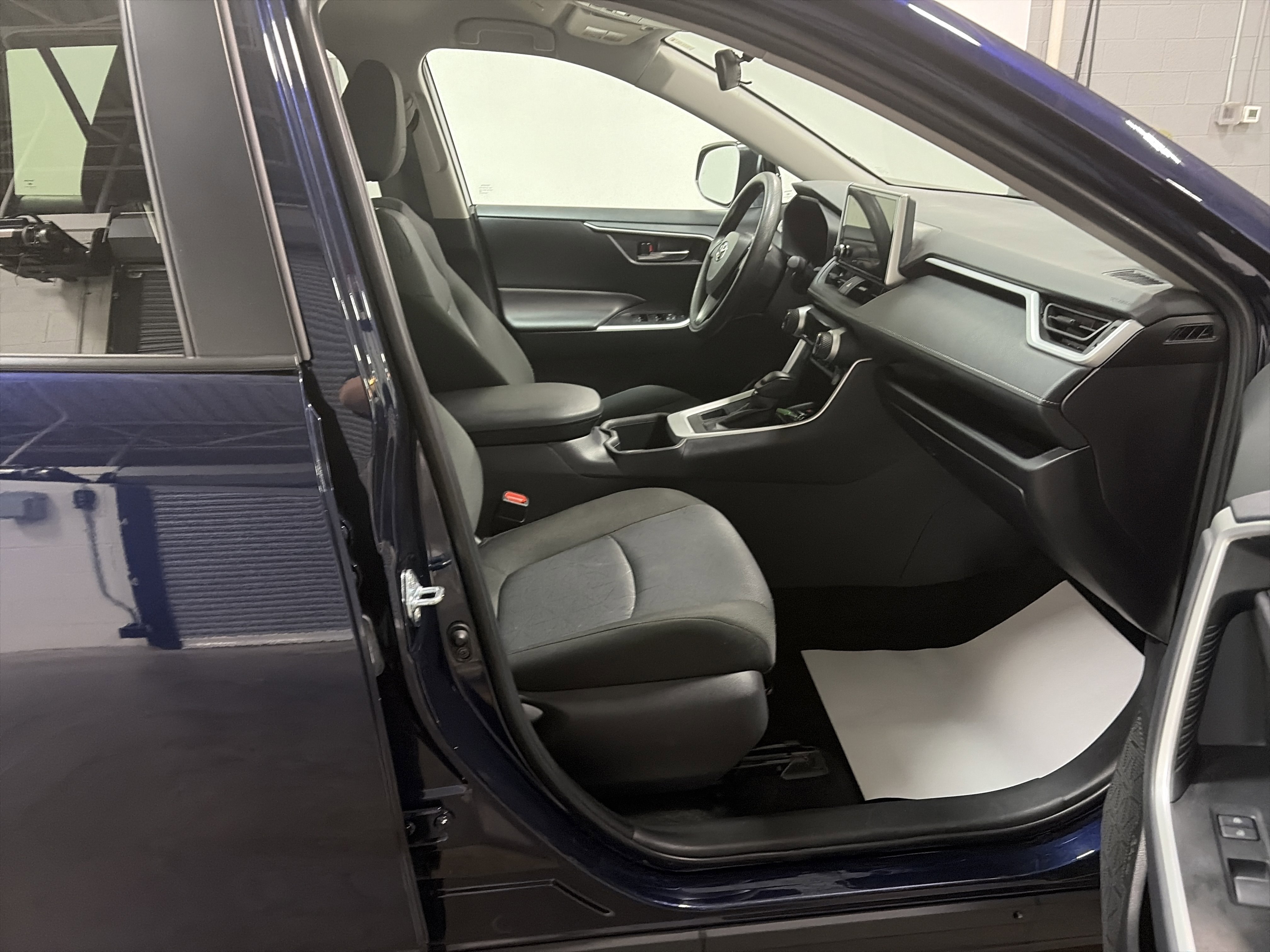 Used 2025 Toyota RAV4 XLE AWD/4WD image 28