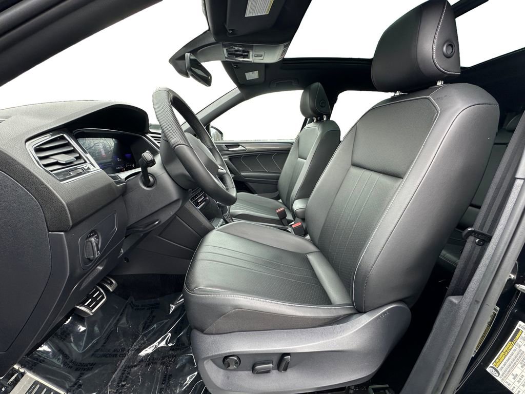 Used 2023 Volkswagen Tiguan SE R-Line image 9