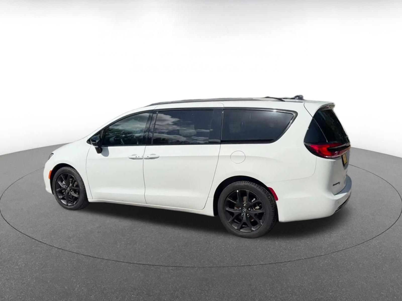 Used 2025 Chrysler Pacifica Limited FWD image 9