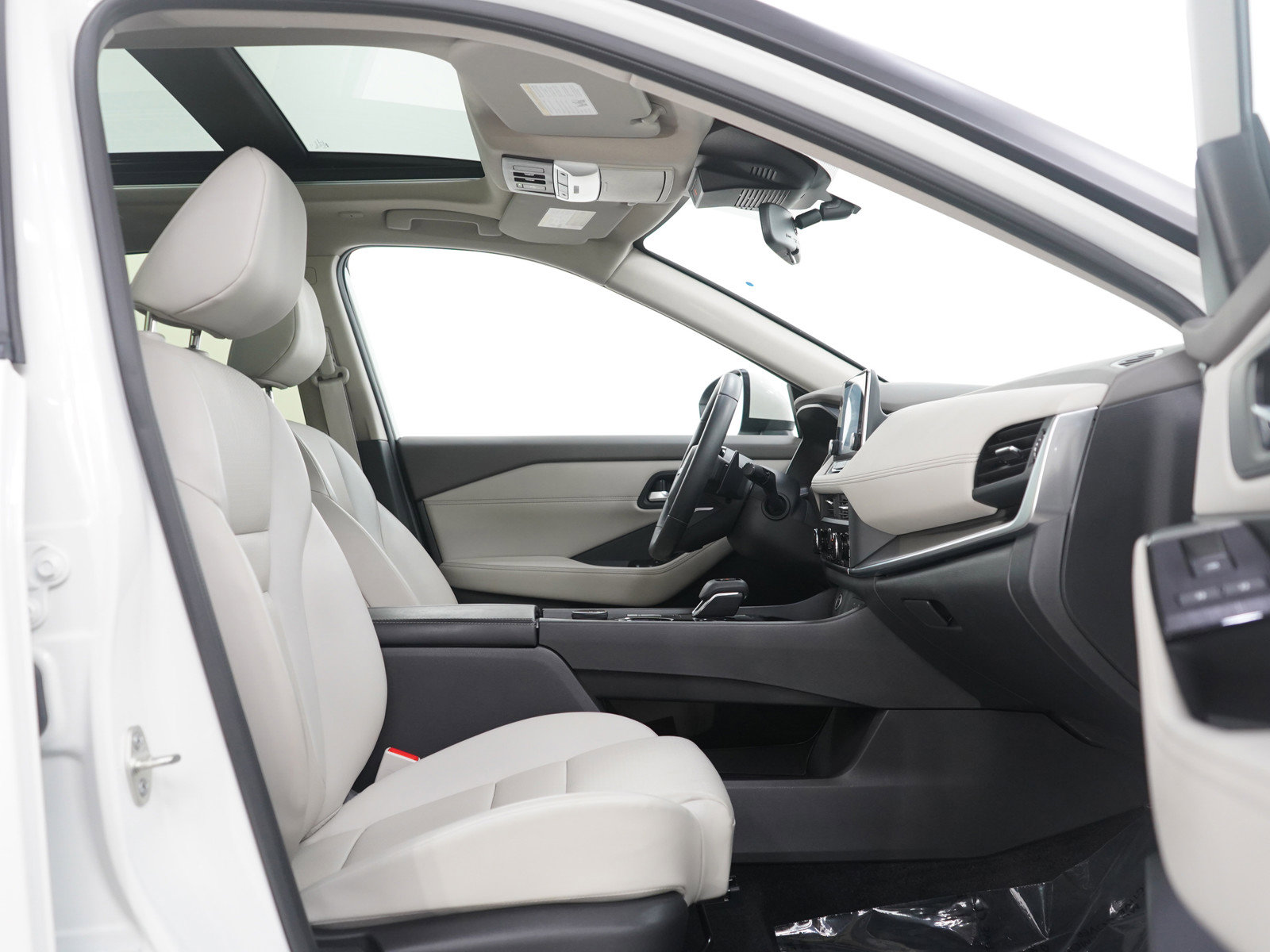 Used 2023 Nissan Rogue SV w/ SV Premium B Package image 11