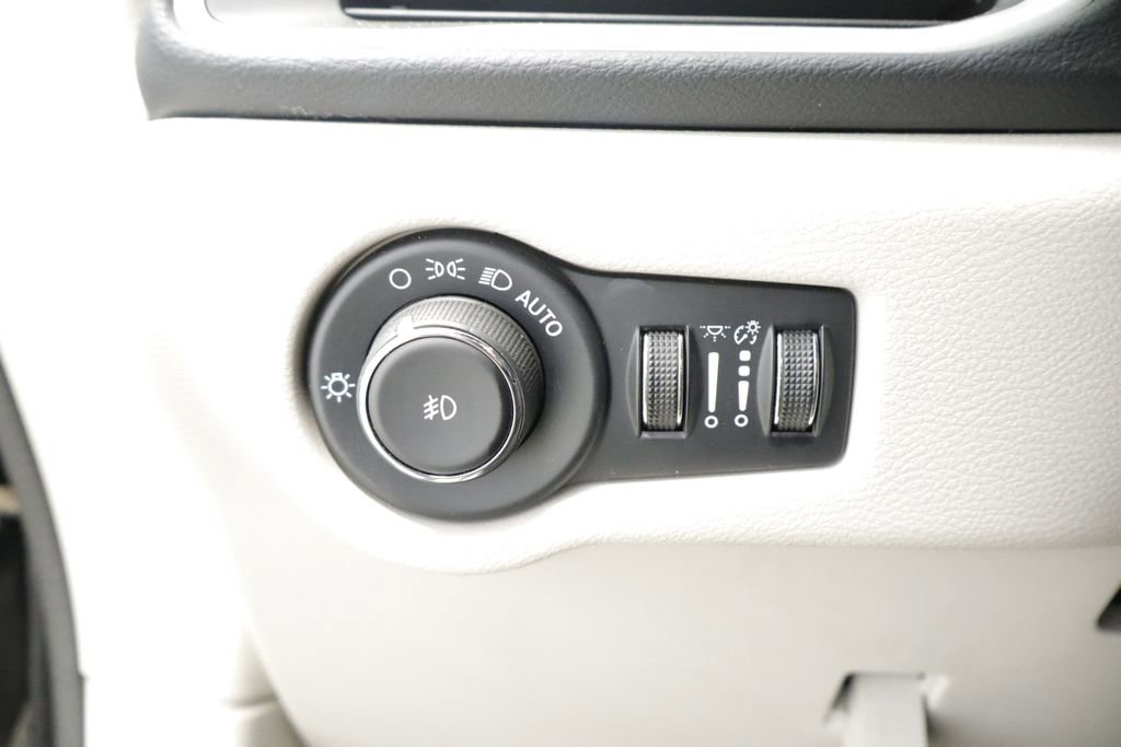 Used 2023 Chrysler Pacifica Touring-L FWD image 31