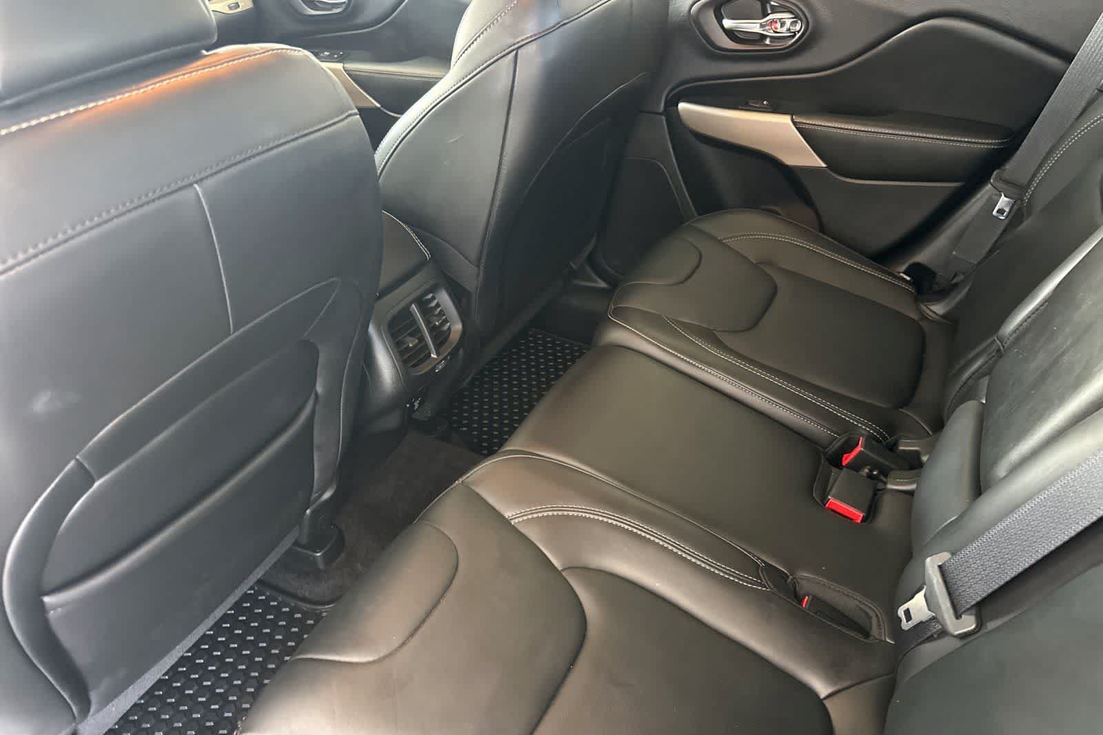 Used 2017 Jeep Cherokee Latitude w/ True North Edition AWD/4WD image 4
