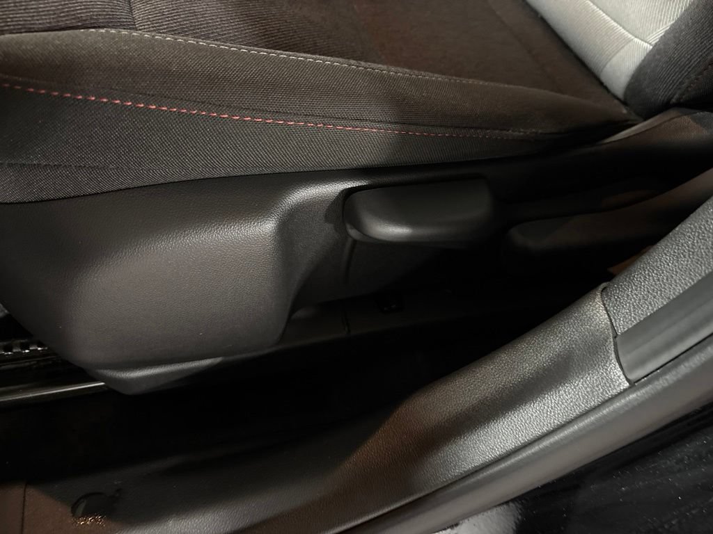 Used 2025 Chevrolet Trax RS FWD image 13