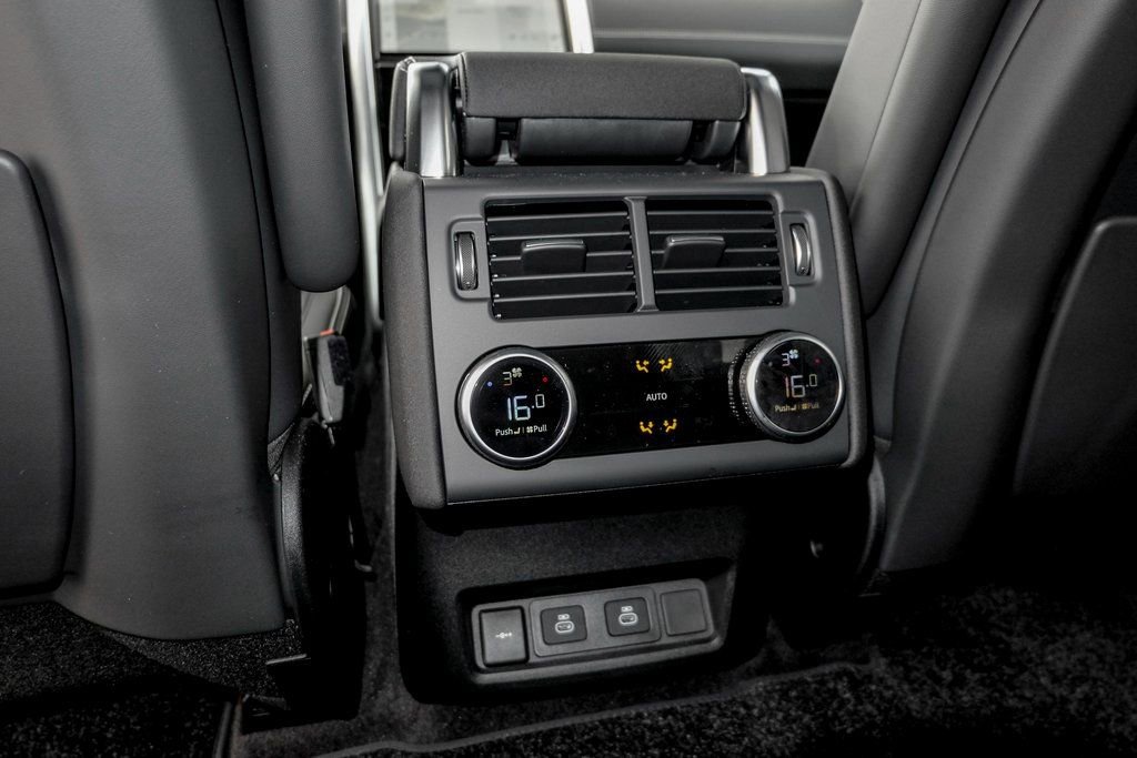 Used 2025 Land Rover Discovery Dynamic SE AWD/4WD image 16