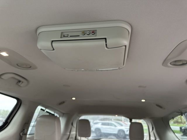 Used 2017 Chrysler Pacifica Touring-L w/ Tire & Wheel Group FWD image 6