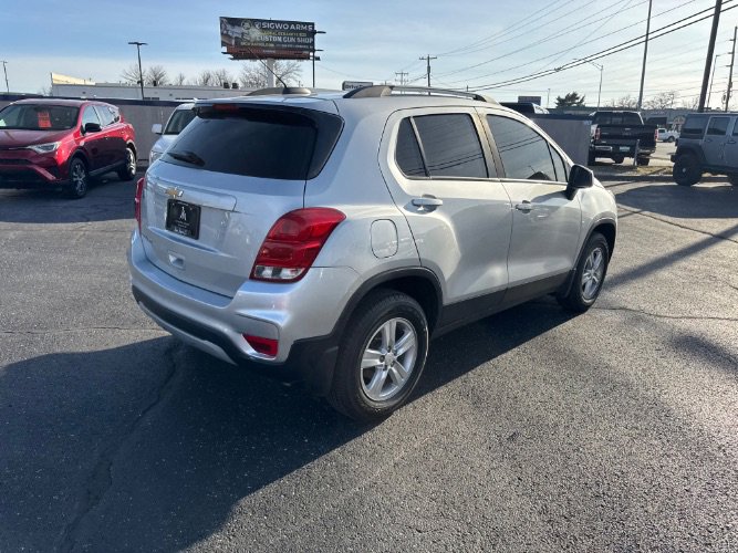 Used 2022 Chevrolet Trax LT w/ LT Convenience Package image 4