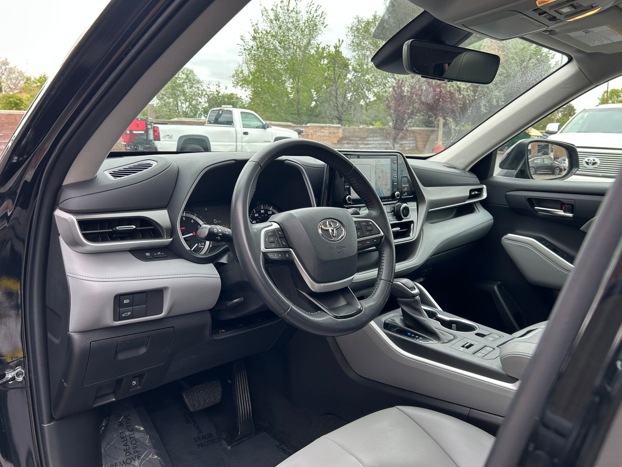 Used 2022 Toyota Highlander XLE AWD/4WD image 11