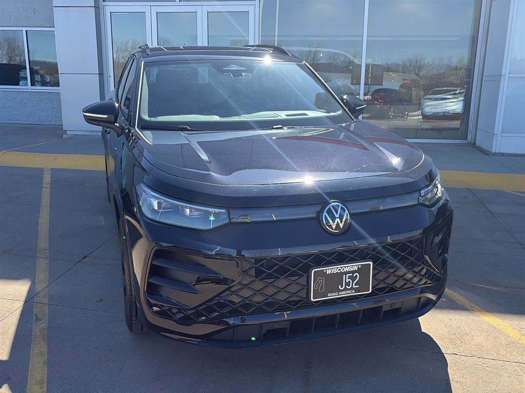 Used 2025 Volkswagen Tiguan SE R-Line image 9