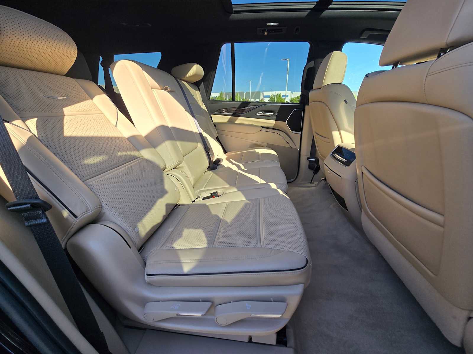 Used 2022 Cadillac Escalade Premium Luxury AWD/4WD image 9