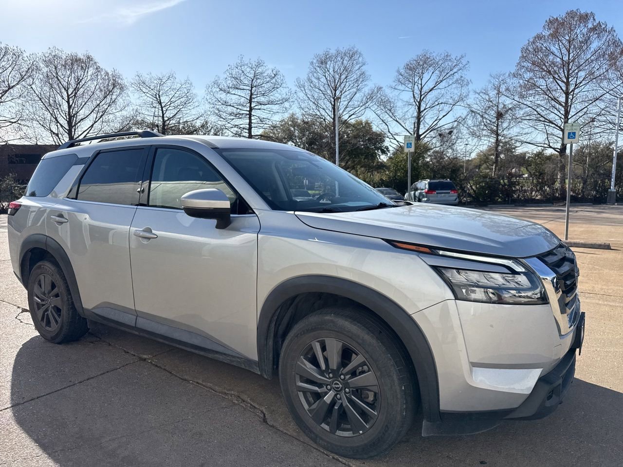 Used 2023 Nissan Pathfinder SV image 2