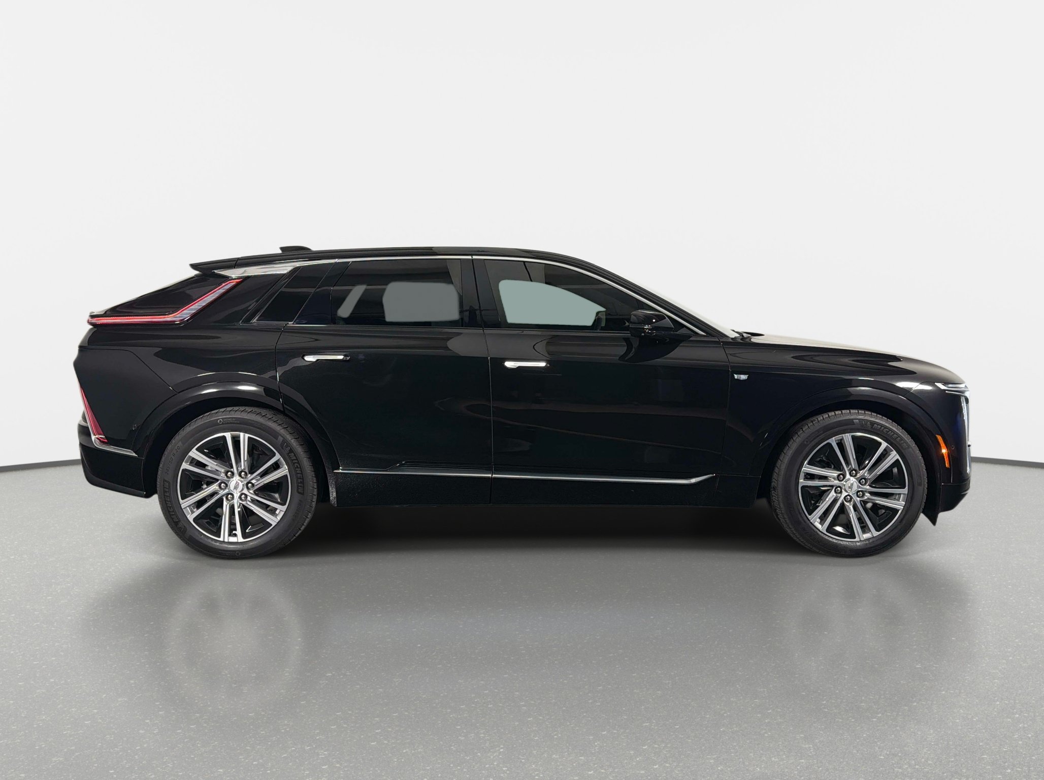 Used 2024 Cadillac Lyriq Luxury RWD image 2