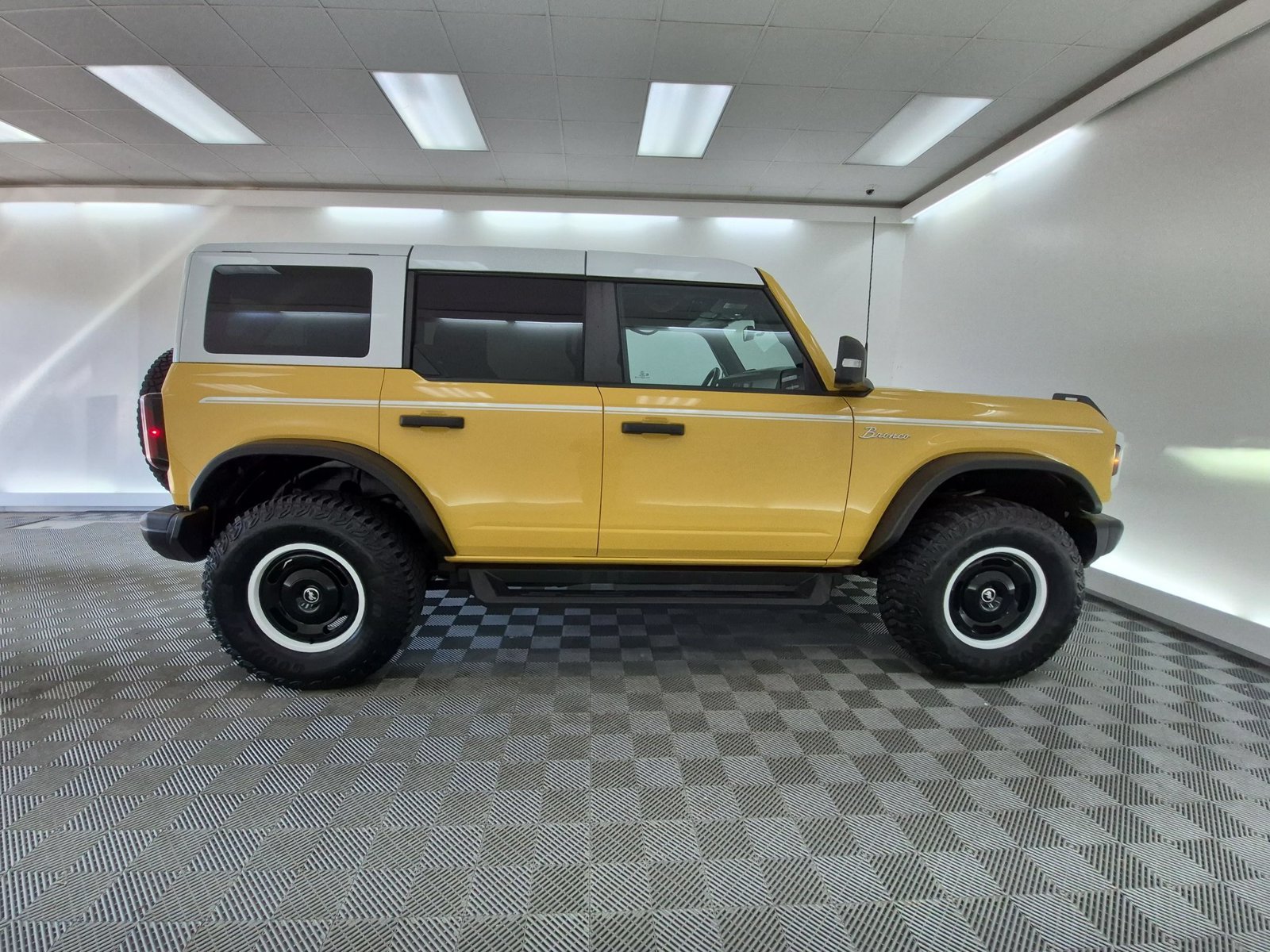 Used 2023 Ford Bronco Heritage Edition AWD/4WD image 8