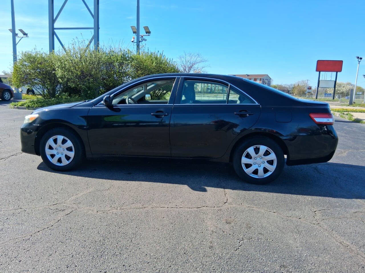 Used 2011 Toyota Camry LE FWD image 4