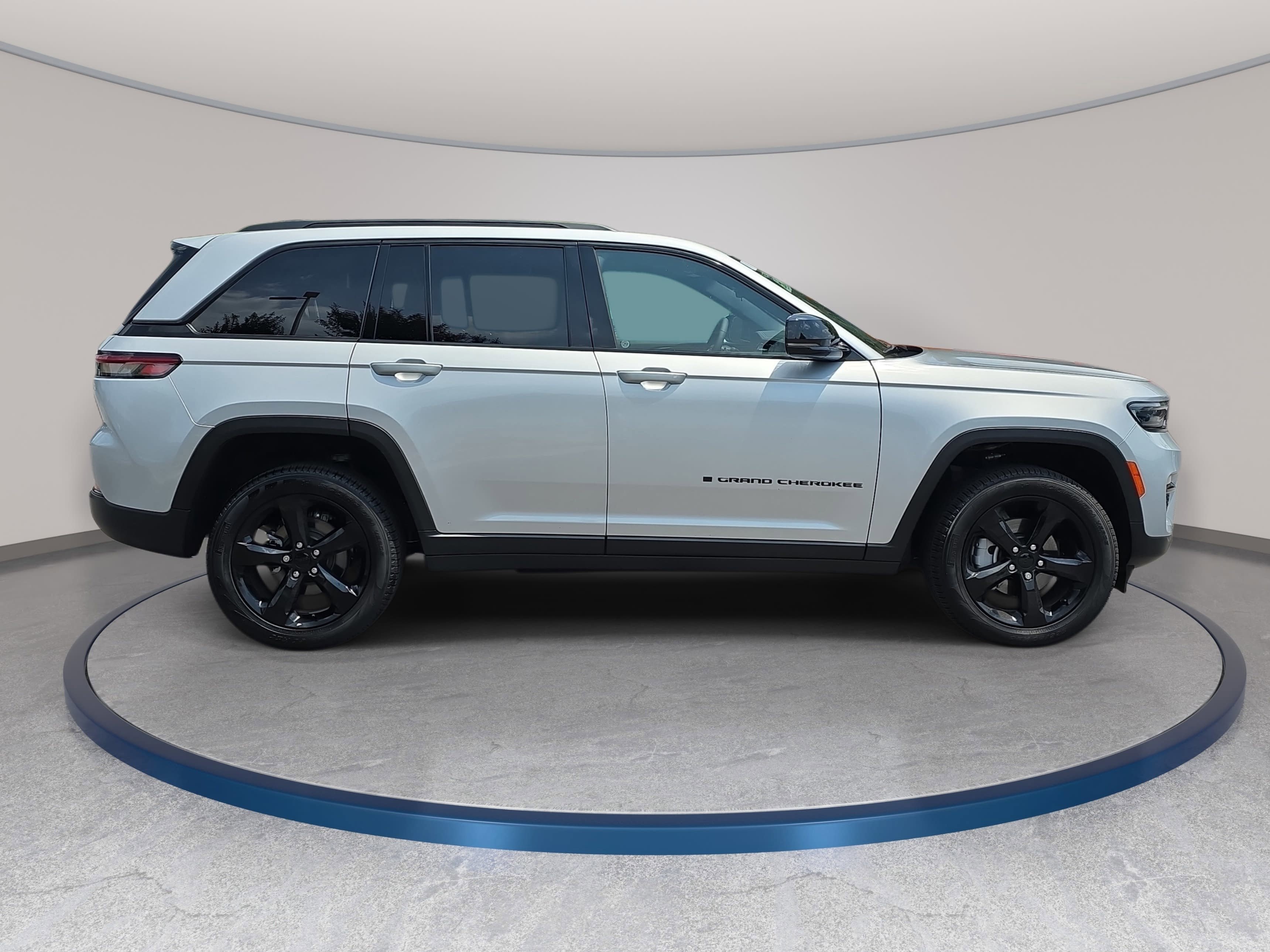 Used 2025 Jeep Grand Cherokee Limited w/ Black Appearance Package AWD/4WD image 4