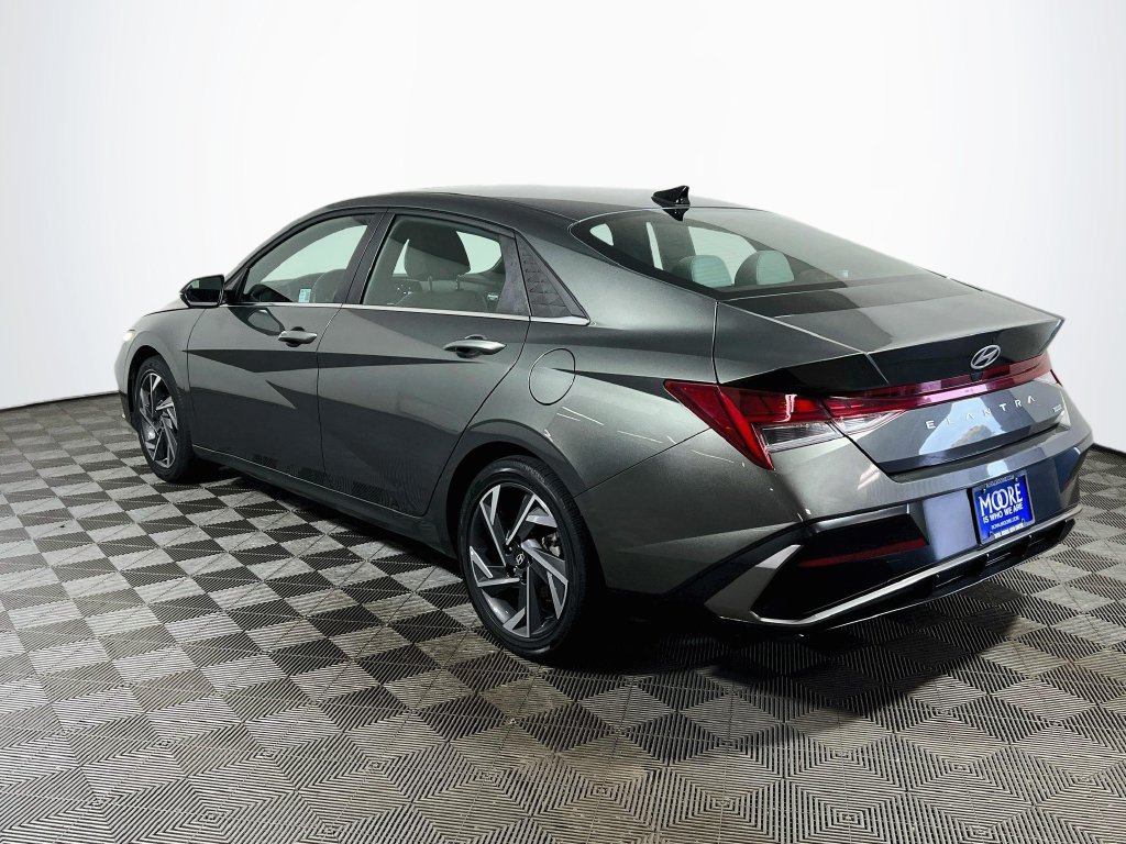Used 2025 Hyundai Elantra Limited FWD image 5