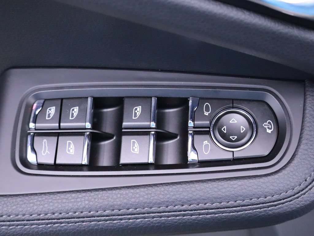 Used 2025 Porsche Macan AWD/4WD image 25