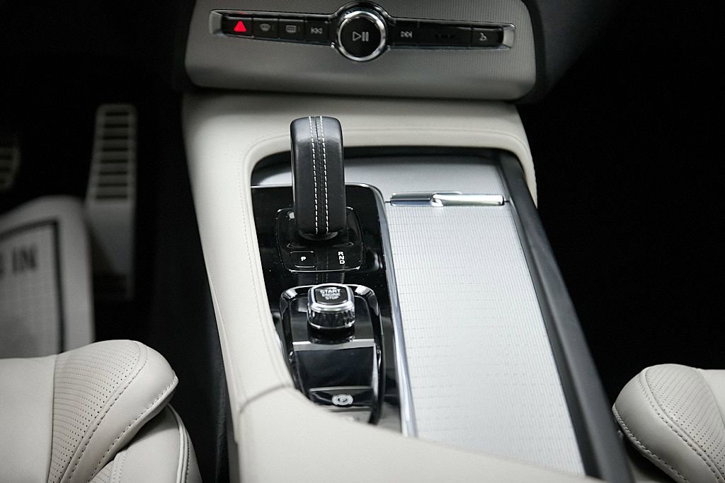 Used 2022 Volvo XC90 T8 R-Design image 34