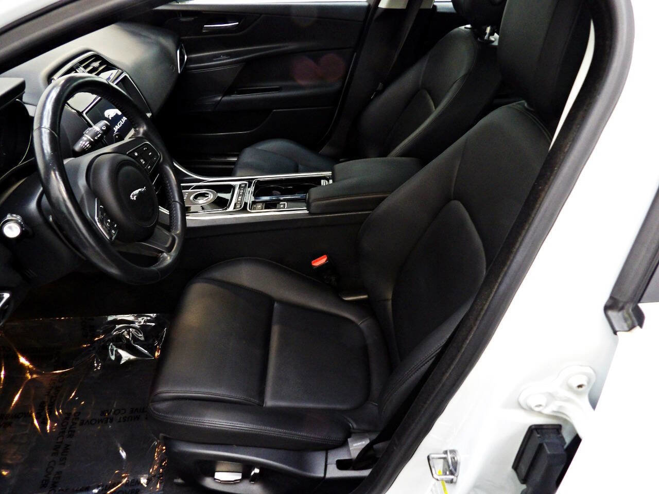 Used 2019 Jaguar XE Premium image 8