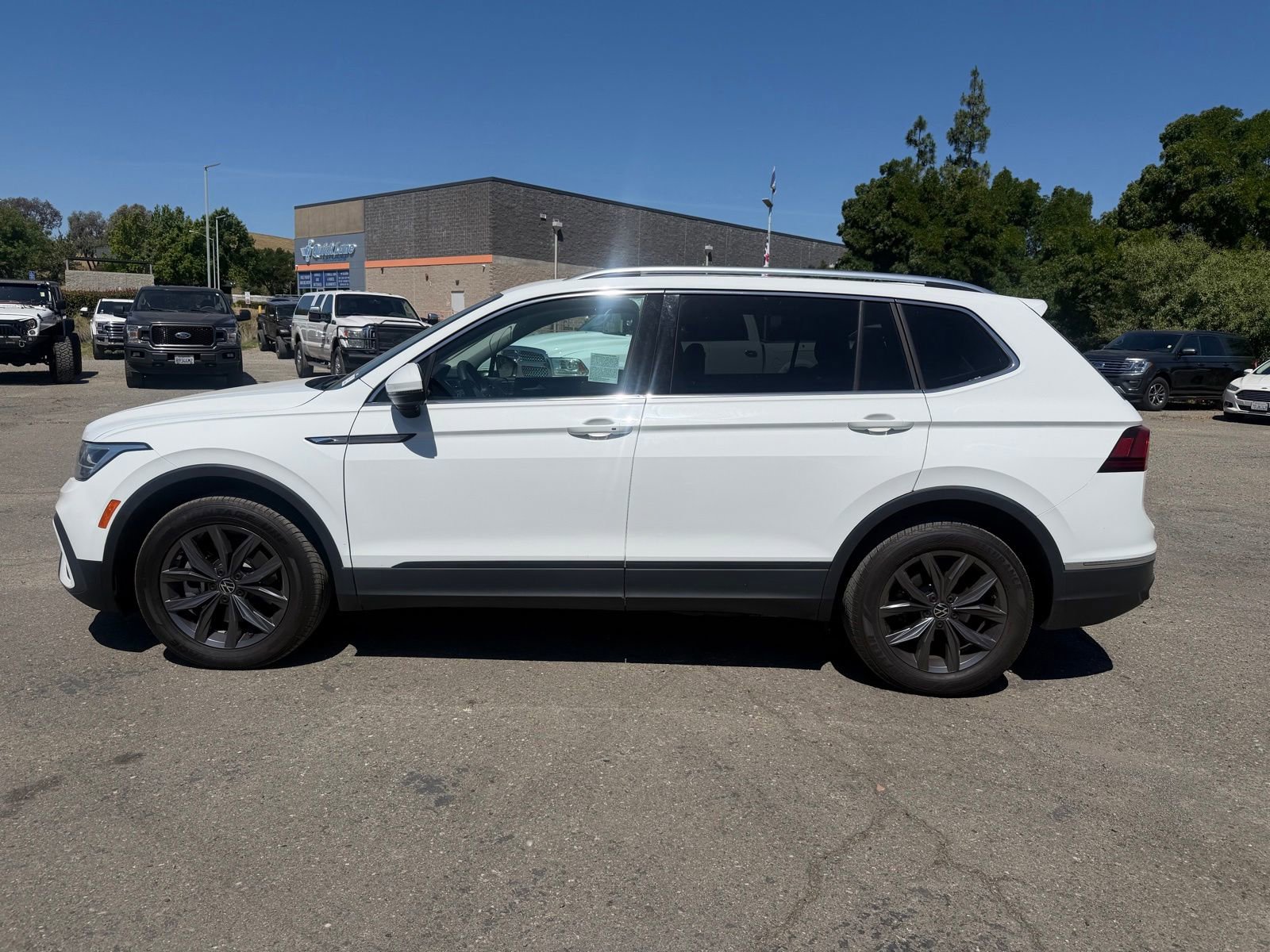 Used 2022 Volkswagen Tiguan SE FWD image 2