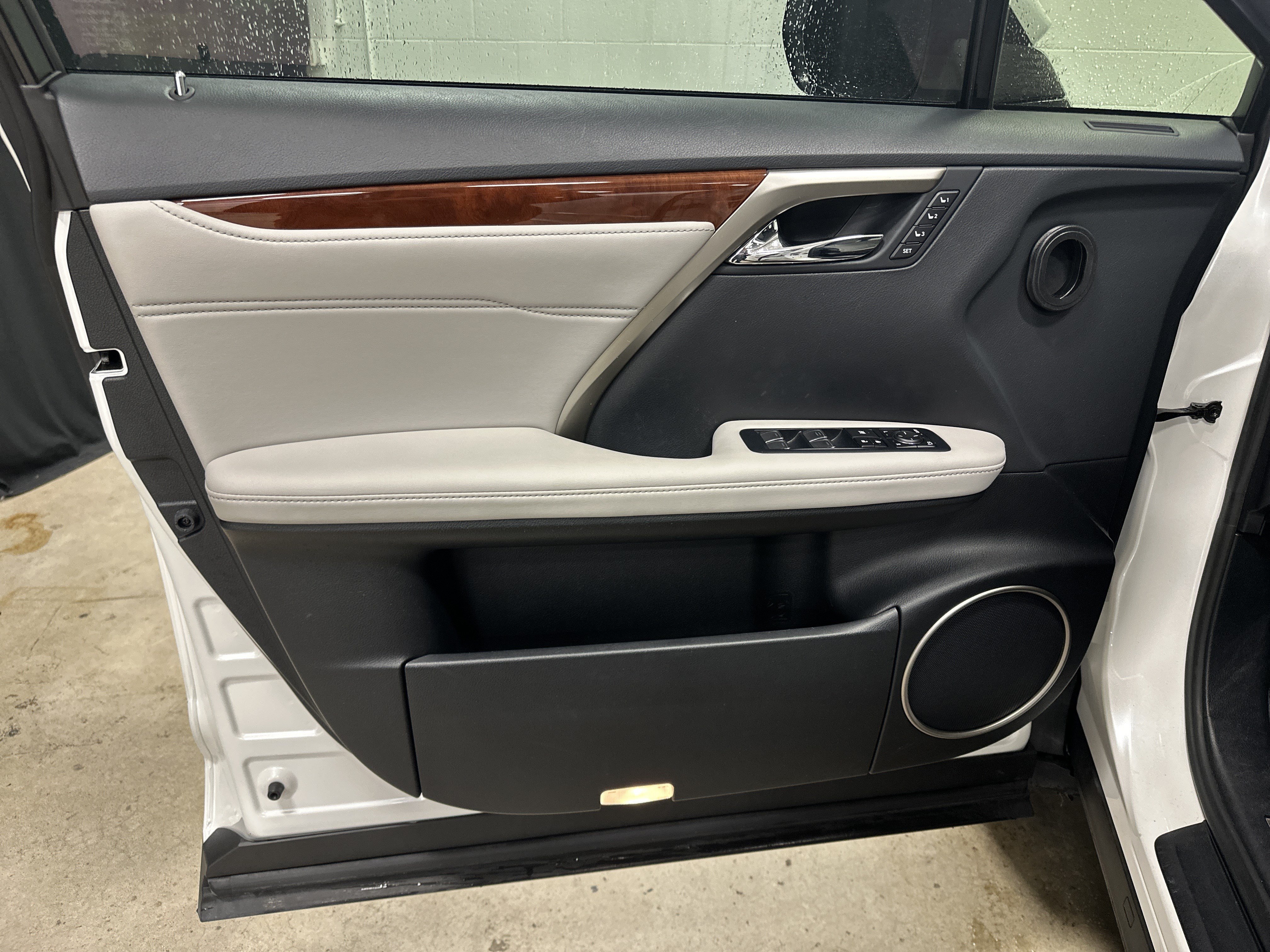 Used 2018 Lexus RX 350L AWD w/ Premium Package image 16