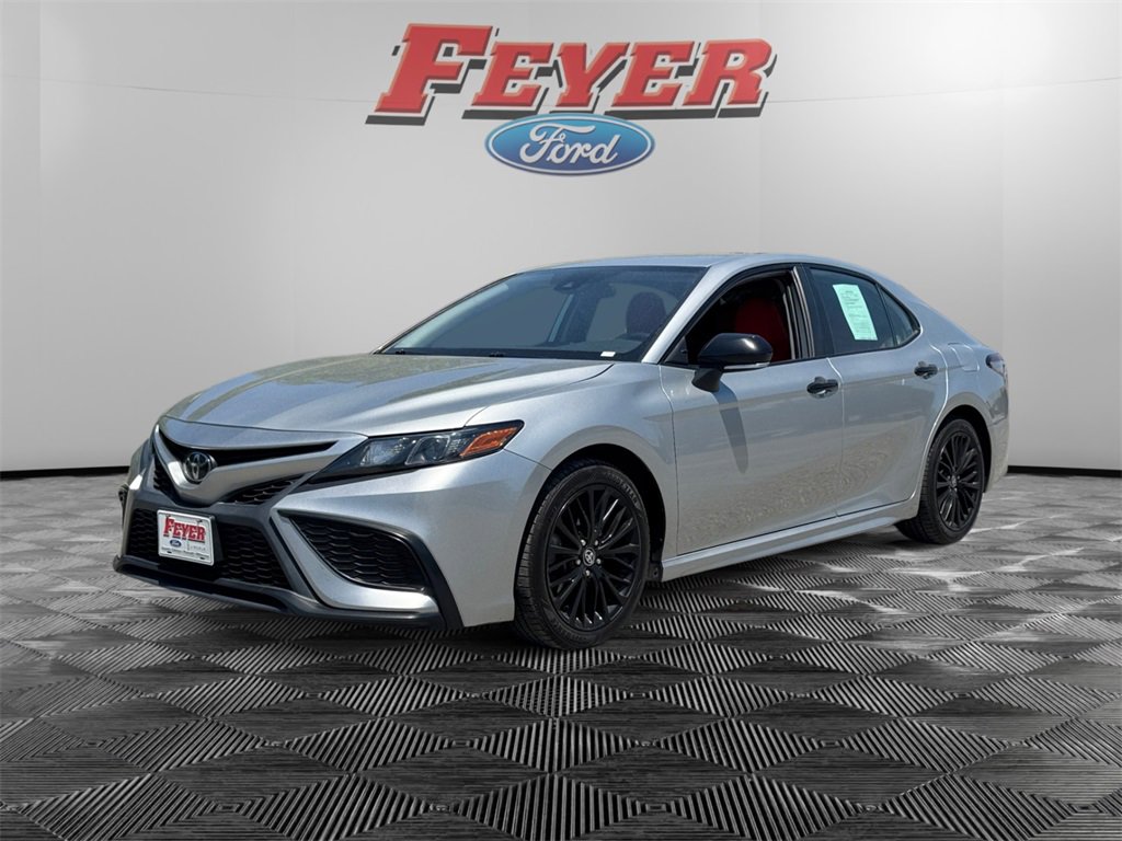 Used 2022 Toyota Camry SE image 1