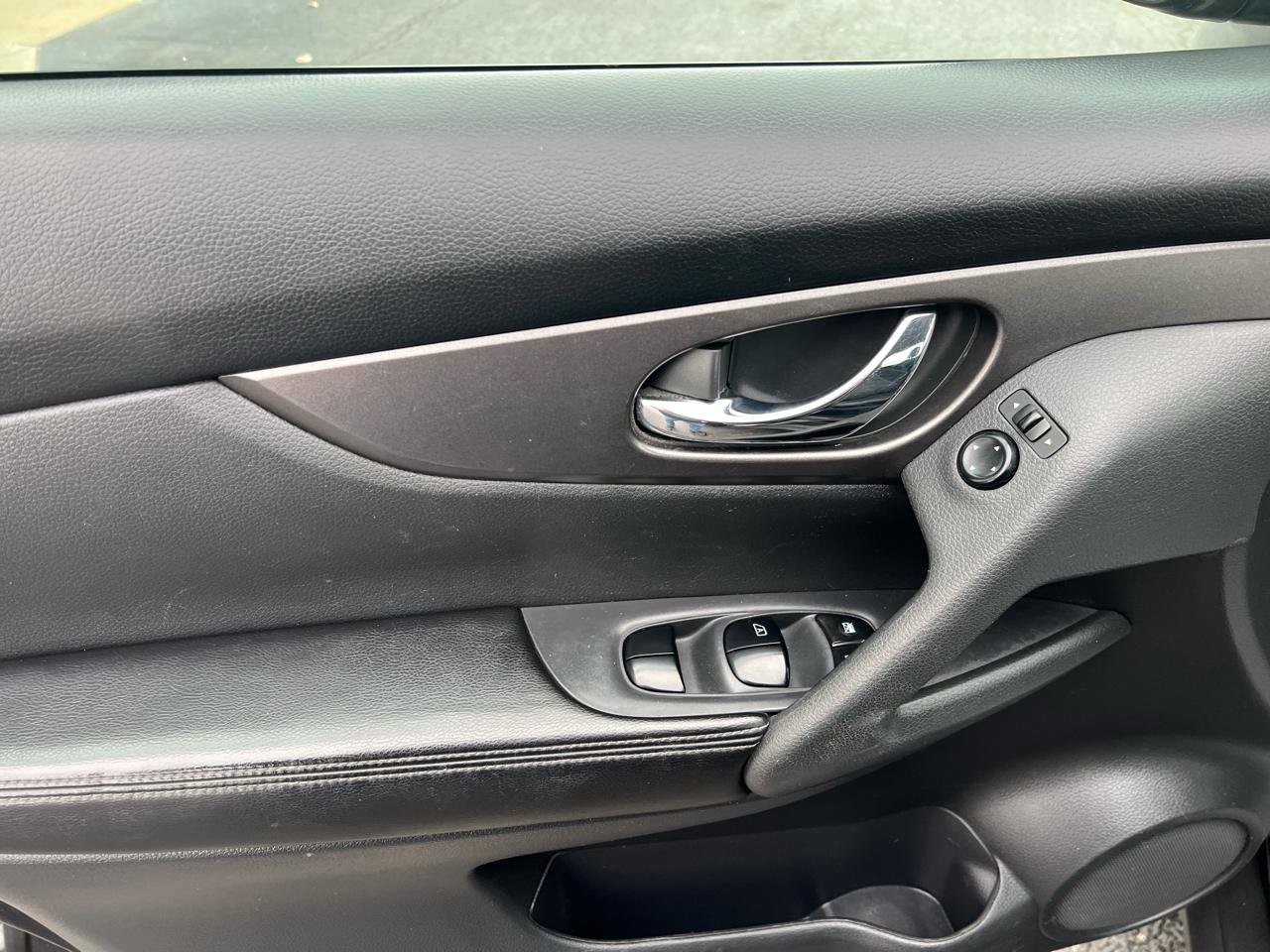 Used 2016 Nissan Rogue S image 15