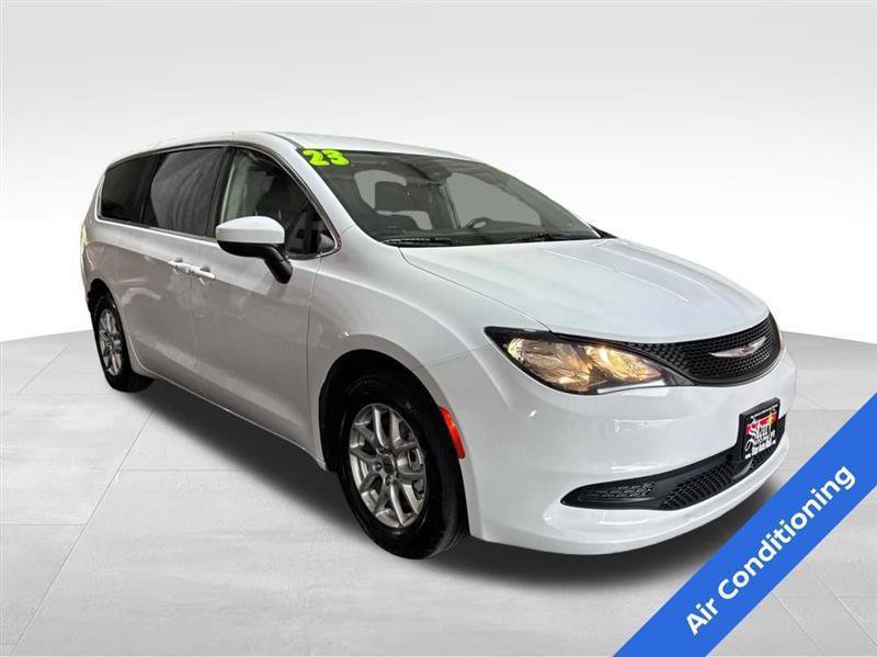 Used 2023 Chrysler Voyager LX FWD image 3