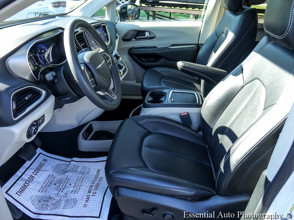 Used 2024 Chrysler Pacifica Touring-L FWD image 12