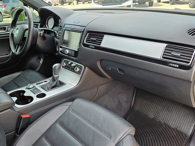 Used 2017 Volkswagen Touareg Wolfsburg Edition image 23