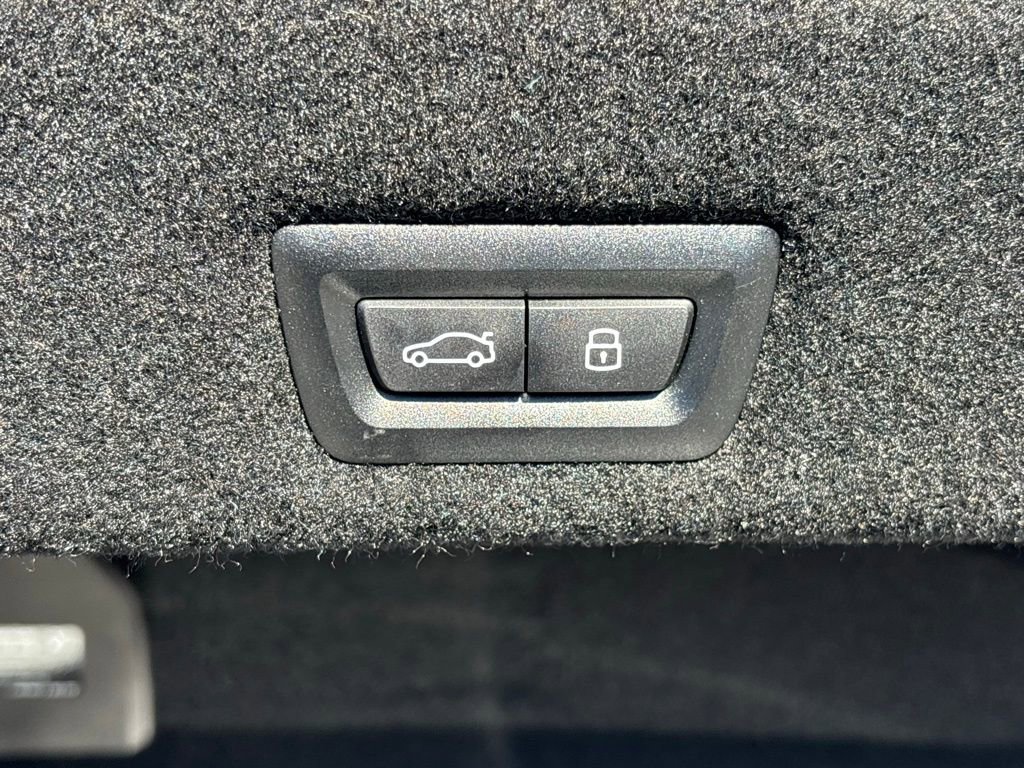 Used 2025 BMW 750e xDrive 750e xDrive w/ Premium Package image 27