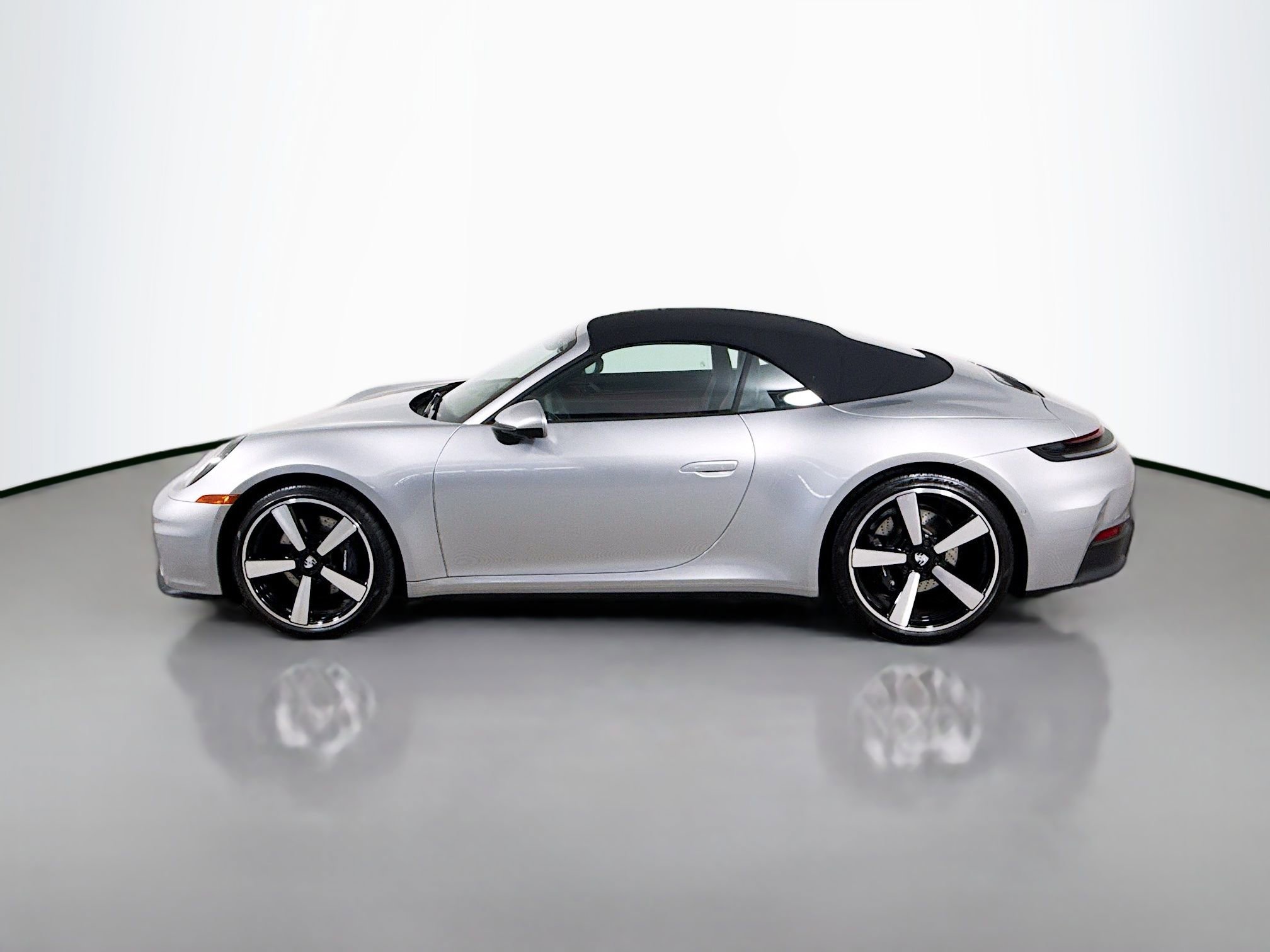 Certified 2025 Porsche 911 Carrera RWD image 2