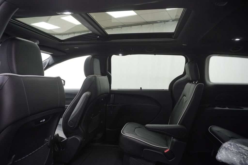 New 2027 Chrysler Pacifica Limited AWD/4WD image 20