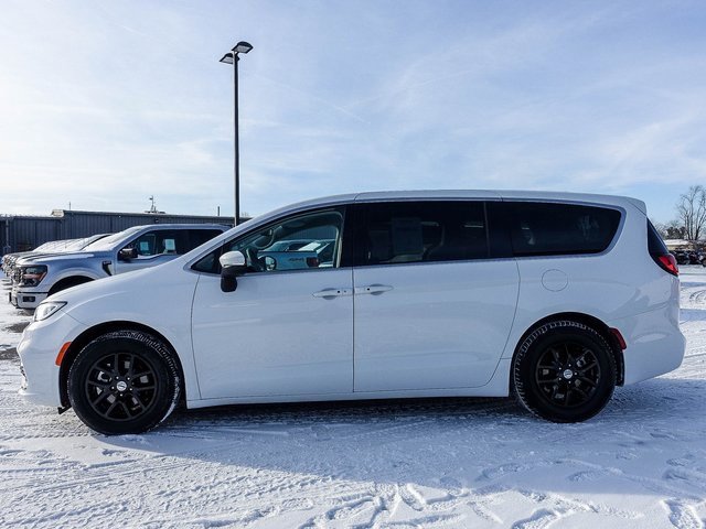 Used 2023 Chrysler Pacifica Touring-L image 29