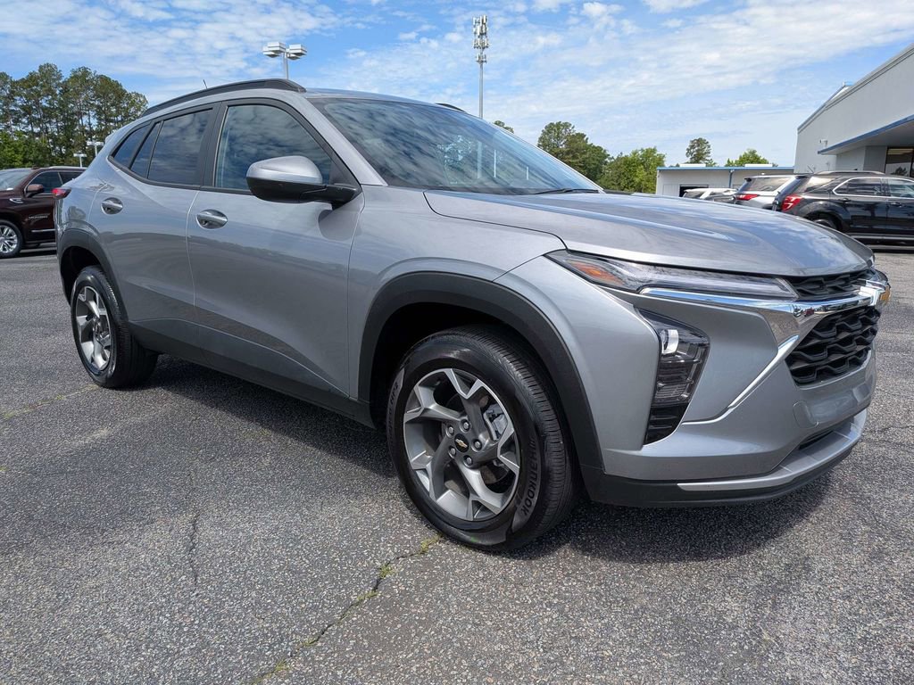 Used 2025 Chevrolet Trax LT FWD image 3