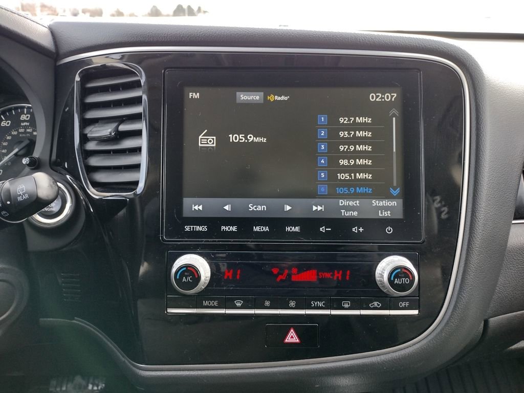 Used 2020 Mitsubishi Outlander SE image 3