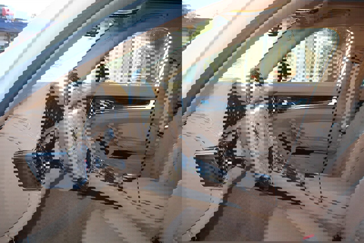 Used 2015 Porsche Panamera 4 image 19