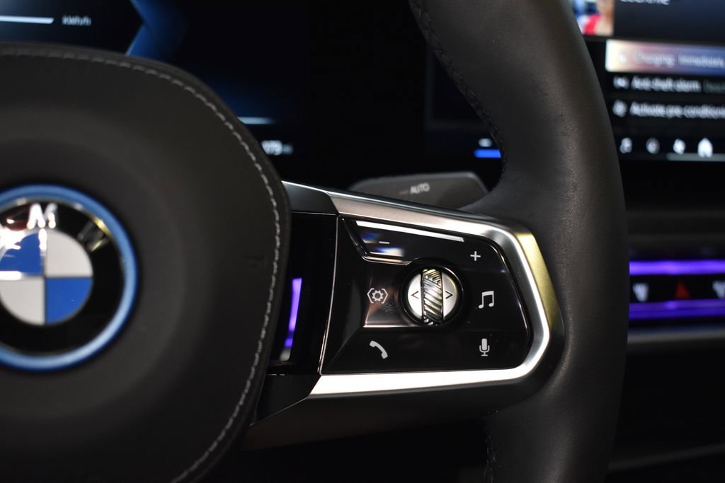 Used 2025 BMW i7 xDrive60 AWD/4WD image 32
