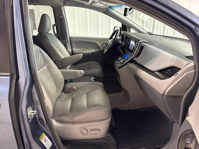 Used 2017 Toyota Sienna XLE w/ XLE Navigation Package FWD image 18