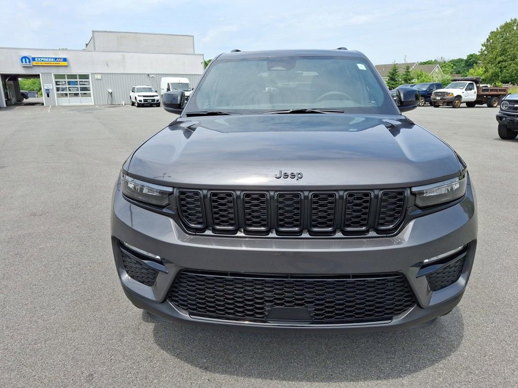 New 2025 Jeep Grand Cherokee Limited w/ Black Appearance Package image 2