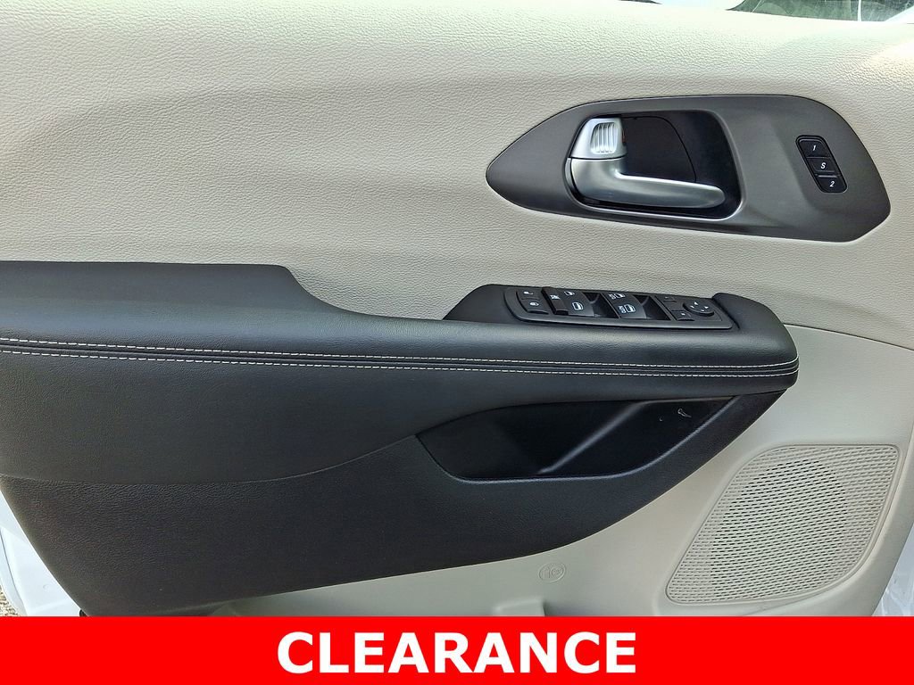 Used 2024 Chrysler Pacifica Touring-L image 13