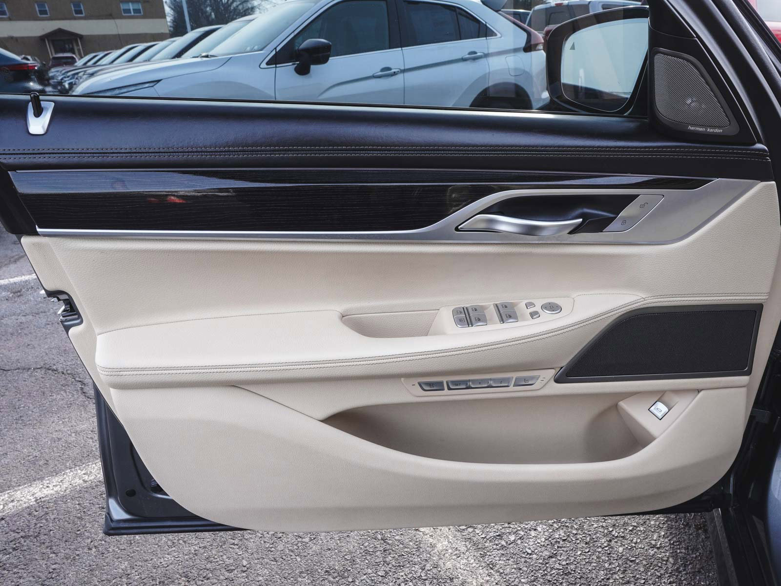 Used 2017 BMW 740i image 9