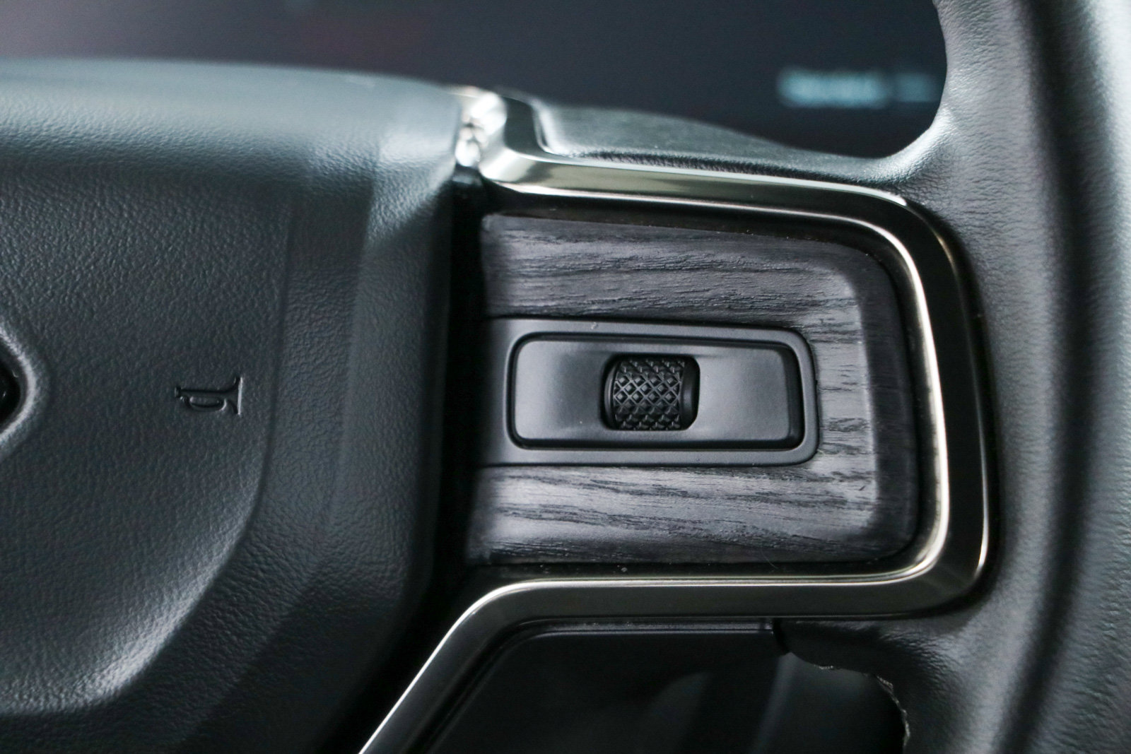 Used 2024 Rivian R1S Adventure AWD/4WD image 13